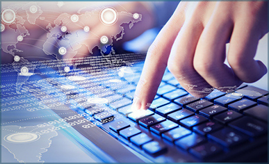 человек нажимает по клавиатуре