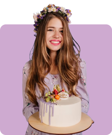 девушка с тортом в руках