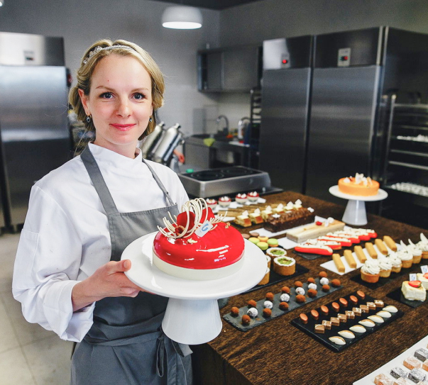 девушка c тортом в руках